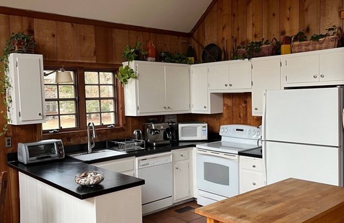 Northwest Harbor Cottage | Charming Hamptons Cape Cod - Pool, Hot Tub, Close to Harbor/Bay Beaches