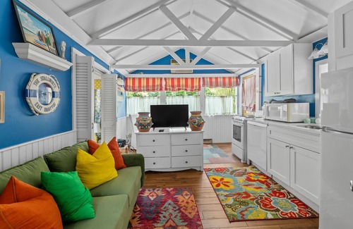 Springs Cottage | Charming Hamptons cottage with private deck & full kitchen - walk to beach