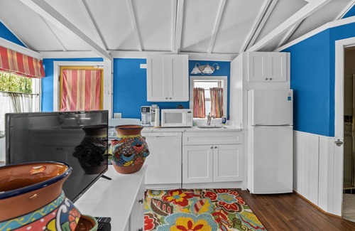Springs Cottage | Charming Hamptons cottage with private deck & full kitchen - walk to beach
