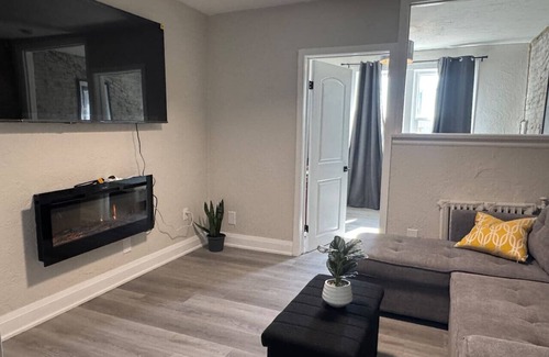 Downtown London Apartment | Charming Historic Downtown Apartment 1-BD Retreat