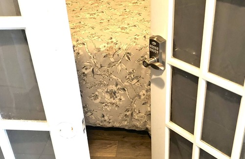 East Side Apartment | Charming Historic Loft - Room Rental in Apt