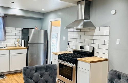 Detroit House | Charming historic Rosedale Park neighborhood house minutes from downtown.