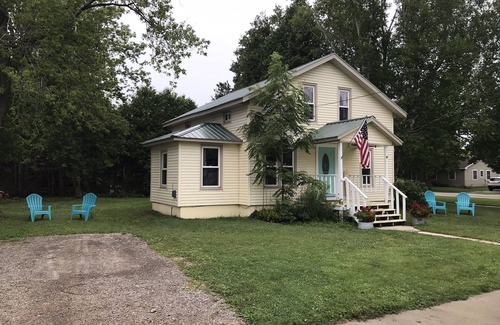 Mackinaw City House | Charming Historic Mackinaw City Cottage