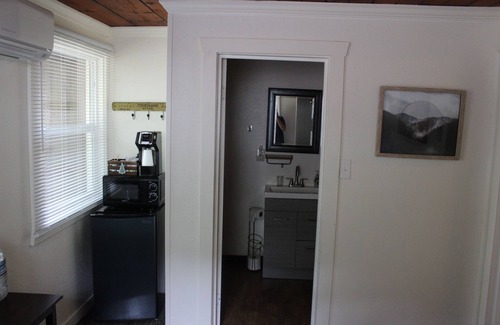 Roseburg Cabin | Charming Historical lodge across from Umpqua river