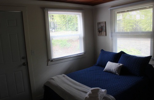 Roseburg Cabin | Charming Historical lodge across from Umpqua river