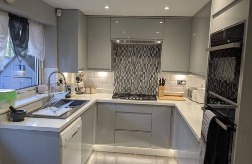 Leigh House | Charming Home Office x2 Living Rooms Driveway Parking