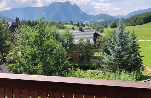 Bad Aussee Apartment | Charming holiday flat in Bad Aussee with barbecue, garden and mountain views