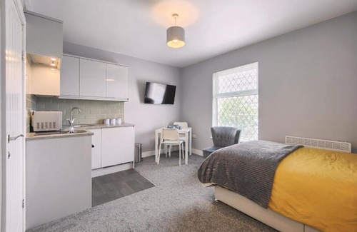 Hazel Grove Apartment | Charming Holiday Studio in Hazel Grove - Self Catering Apartment 2