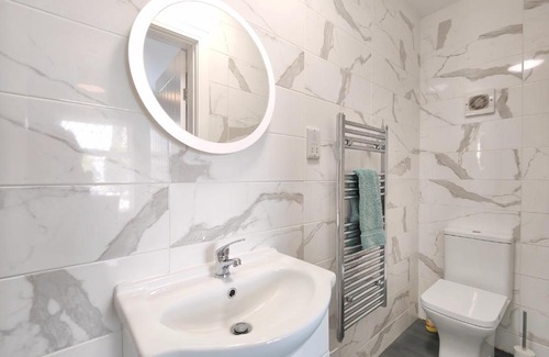 Hazel Grove Apartment | Charming Holiday Studio in Hazel Grove - Self Catering Apartment 2