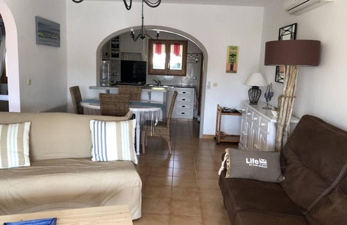 Bon Relax House | Charming Home for 6 with A/C, Pool, BBQ, WiFi, and Parking, Sant Pere Pescador