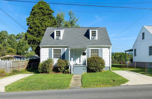 Bristol House | Charming home for 8 Close to State St