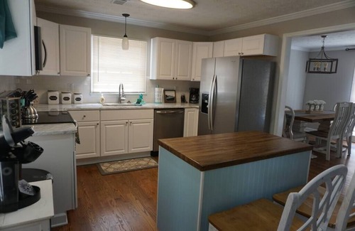 Stone Mountain House | Charming Home Near StoneMountain Park w/Playroom & Hot Tub