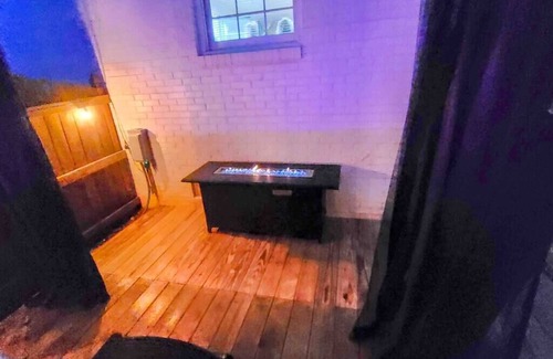 Stone Mountain House | Charming Home Near StoneMountain Park w/Playroom & Hot Tub