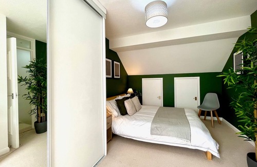 Crawley City Centre House | Charming home near Gatwick Airport