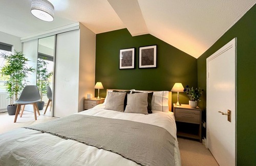 Crawley City Centre House | Charming home near Gatwick Airport