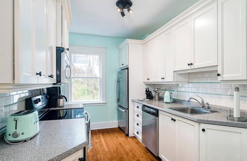 Waterford Valley House | Charming Home on the West Side of Downtown