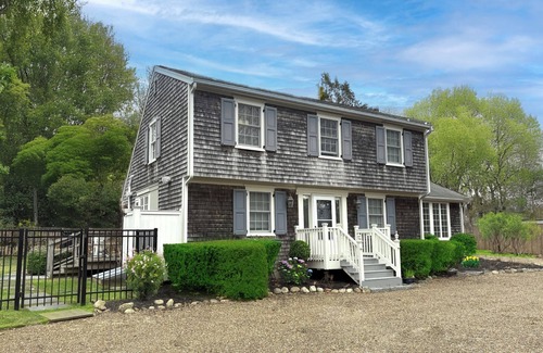 Edgartown House | Charming home with heated pool near bike path - sleeps 10
