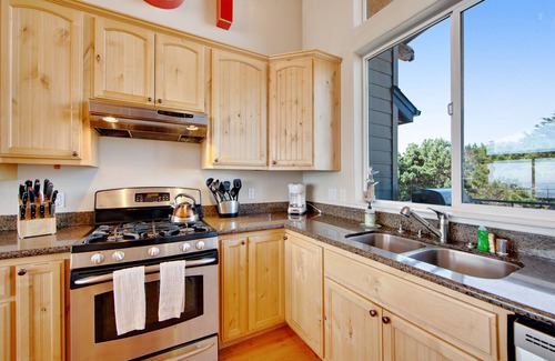Albion House | Charming Home with Private Hot Tub and Spectacular Ocean Views