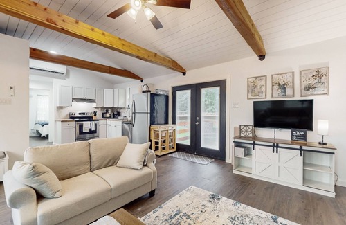 Hillister House | Charming home with wooden porch, streaming, washer/dryer, AC