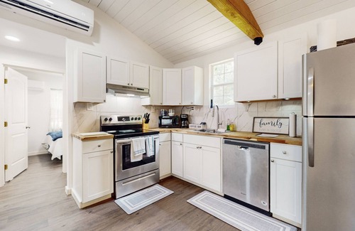 Hillister House | Charming home with wooden porch, streaming, washer/dryer, AC