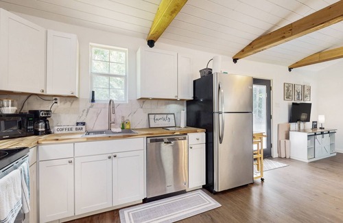 Hillister House | Charming home with wooden porch, streaming, washer/dryer, AC
