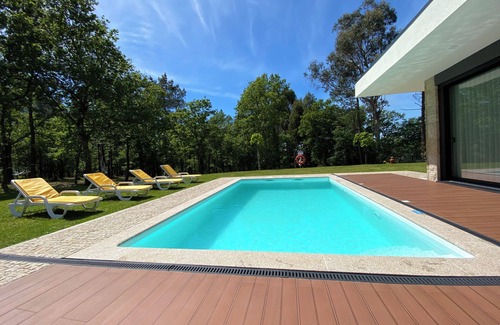Fafe Villa | CHARMING HOUSE WITH POOL IN A QUIET AND RELAXING PRIVATE PARK