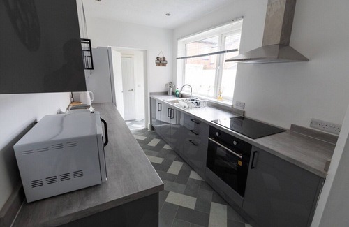 Darlington House | Charming House in Darlington with Parking Sleeps 9