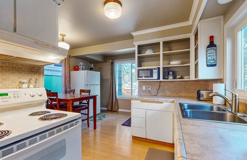 Sisters Cottage | Charming house in downtown Sisters with inviting deck