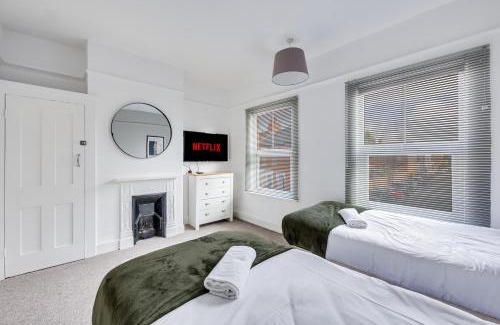 Northampton House | Charming House in Prime Location - Sleeps 7 - Free Parking, Fast WiFi, Smart TV with Netflix and Virgin TV by Yoko Property