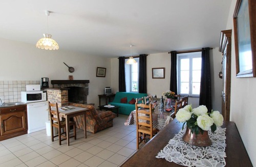 Ver Cottage | Charming house with fireplace in South Manche, pets allowed