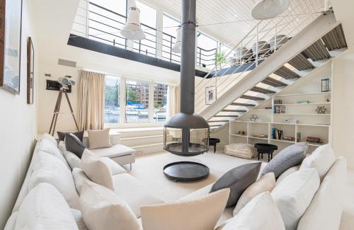 Tower Hill Apartment | Charming houseboat featuring a sauna