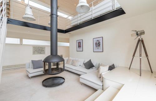 Tower Hill Apartment | Charming houseboat featuring a sauna