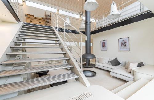 Tower Hill Apartment | Charming houseboat featuring a sauna