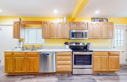Indian River House | Charming in Town Home w/Backyard Patio, Fire Pit, just steps from Indian River!