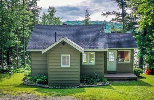 Huntsville House | Charming Lake Vernon Waterfront Cottage with Private Sauna
