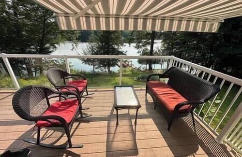 Huntsville House | Charming Lake Vernon Waterfront Cottage with Private Sauna