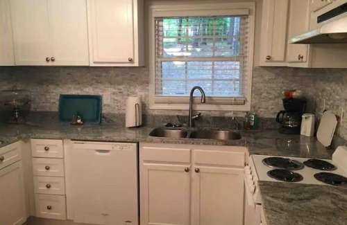 New London House | Charming lakefront home