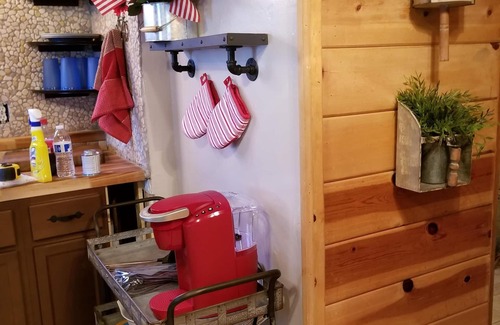 Peninsula Village Apartment | Charming Lakefront Studio Cabin w/Private Boat Launch & Slip Ideal for 2 Guests