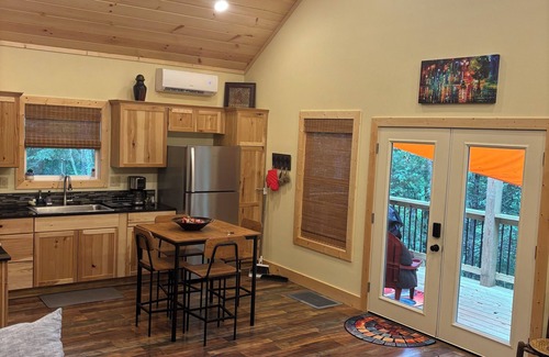 Eagle Rock Cottage | CHARMING Lakeside Cottage