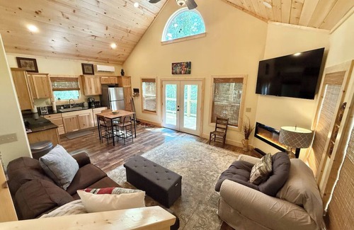 Eagle Rock Cottage | CHARMING Lakeside Cottage