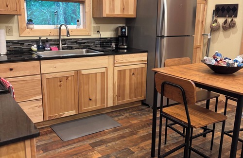 Eagle Rock Cottage | CHARMING Lakeside Cottage