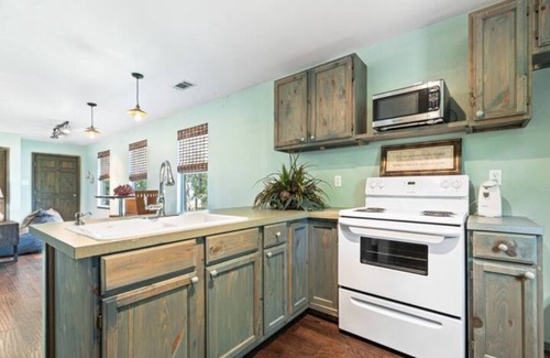 Quinlan Apartment | Charming Lakeside Apartment with an Open Floorplan