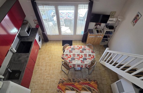 Fleury Cabin | Charming little house in residence with swimming pool.
