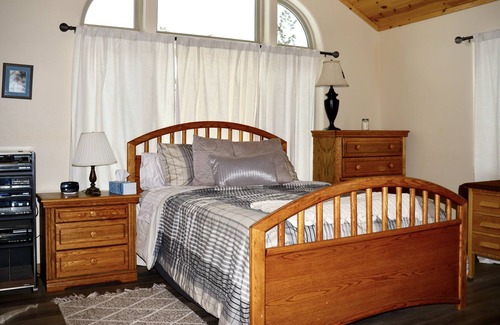 Elmo Apartment | Charming Loft with Panoramic Lake Views