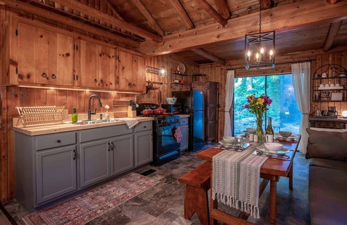 Kabletown Cabin | Charming Log Cabin in a Mountain Lake Community
