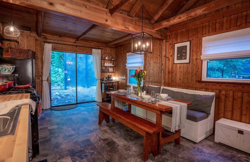 Kabletown Cabin | Charming Log Cabin in a Mountain Lake Community