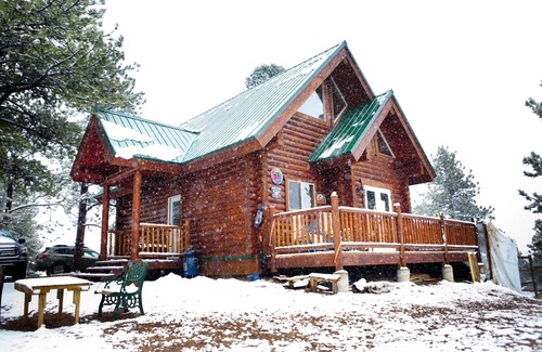 Florissant Cabin | Charming log cabin in the mountains.