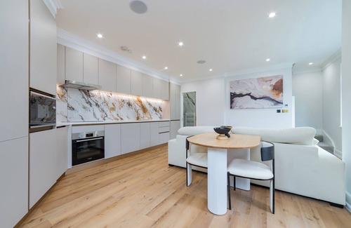 Cannon Hill Apartment | Charming London 2 BR Flat Near Wimbledon – Comfort & Convenience Combined!