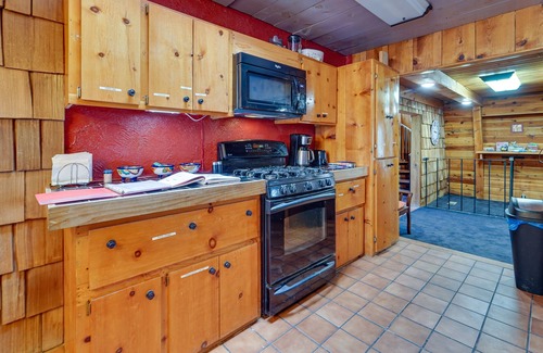 Lubbock Cabin | Charming Lubbock Vacation Rental w/ Fireplaces