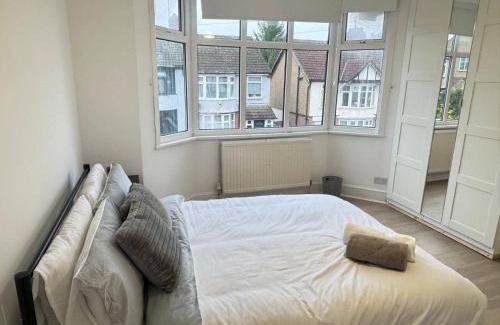 Luton House | Charming Luton Home for Families & Business Stays